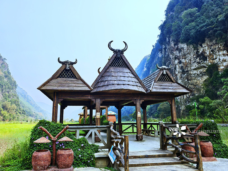 醉美沧源千里国画长廊入口处～拍摄于云南临沧市沧源佤族自治县斑鸠村…图片素材