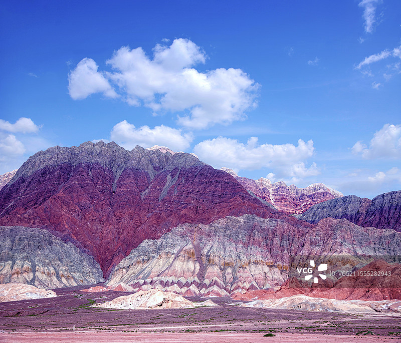 新疆阿克苏到喀什S13三莎高速公路边的五彩天山山脉图片素材
