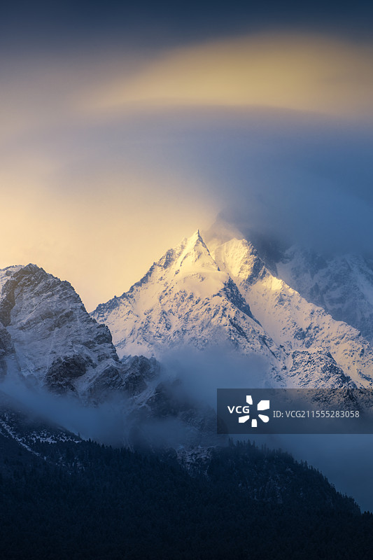 林芝波密雪山湖泊，雪山背景，生态环境图片素材
