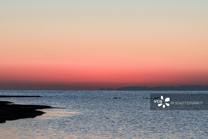 晨曦中的青海湖图片素材