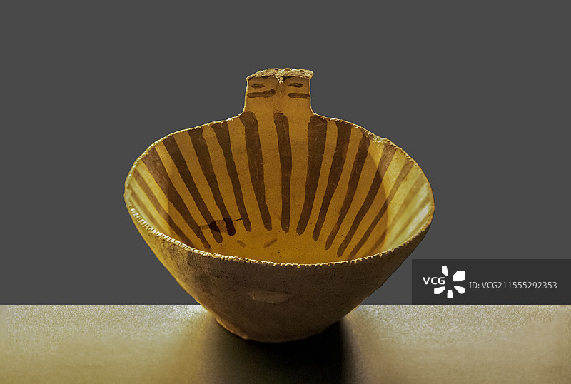 青海省博物馆“历史文物展”：竖条纹带把彩陶碗（宗日文化，同德县宗日遗址出土，青海省博物馆藏）图片素材