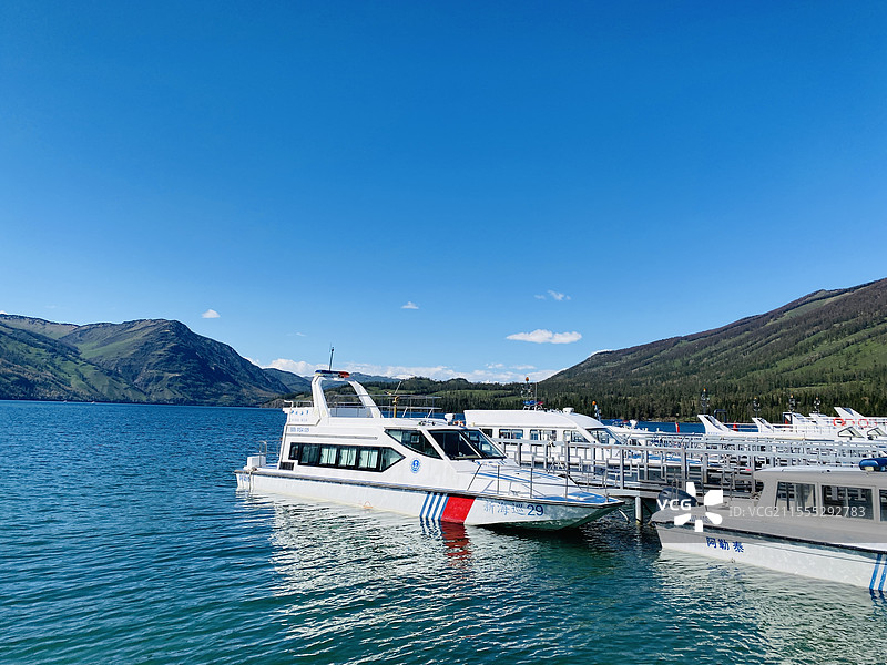 阿勒泰喀纳斯游船图片素材