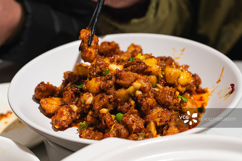 棚拍静物中式特色经典美食白底辣子鸡特写图片素材