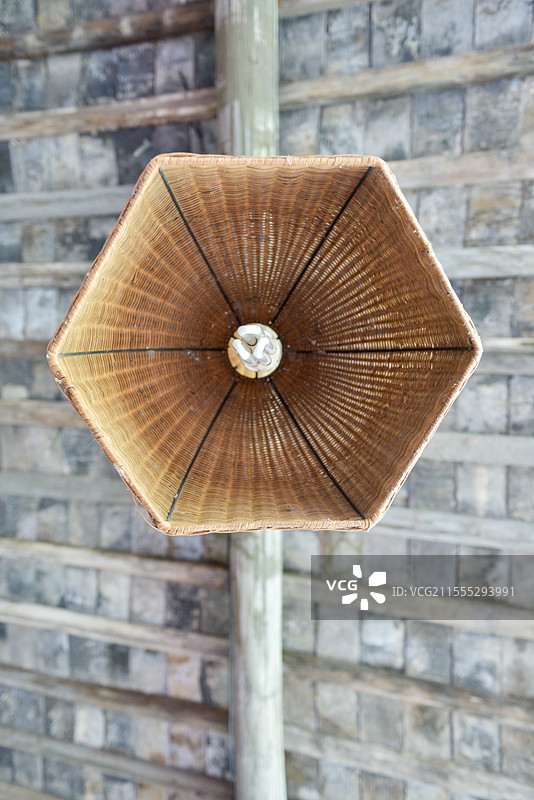 六边形竹编灯罩的古朴之美图片素材