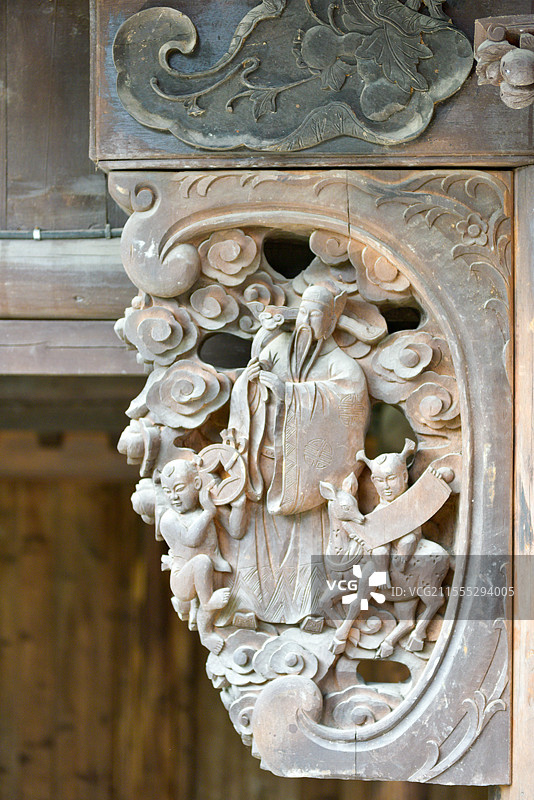 古建筑上的精美人物木雕构件图片素材