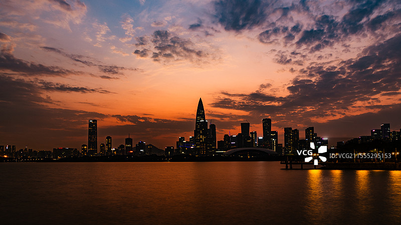 深圳城市总部基地上空的夕阳丁达尔光与蓝调晚霞—中国广东深圳南山深圳湾畔图片素材