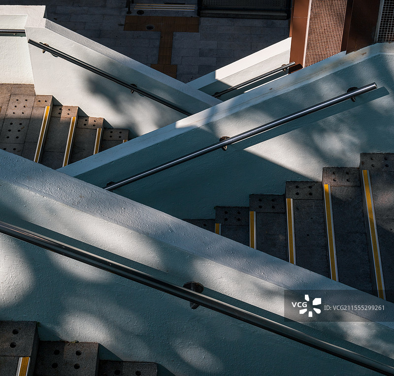 交错的室外楼梯扶手图片素材