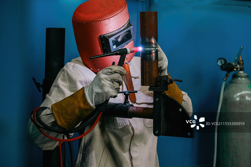 焊接工人手工氩弧焊图片素材