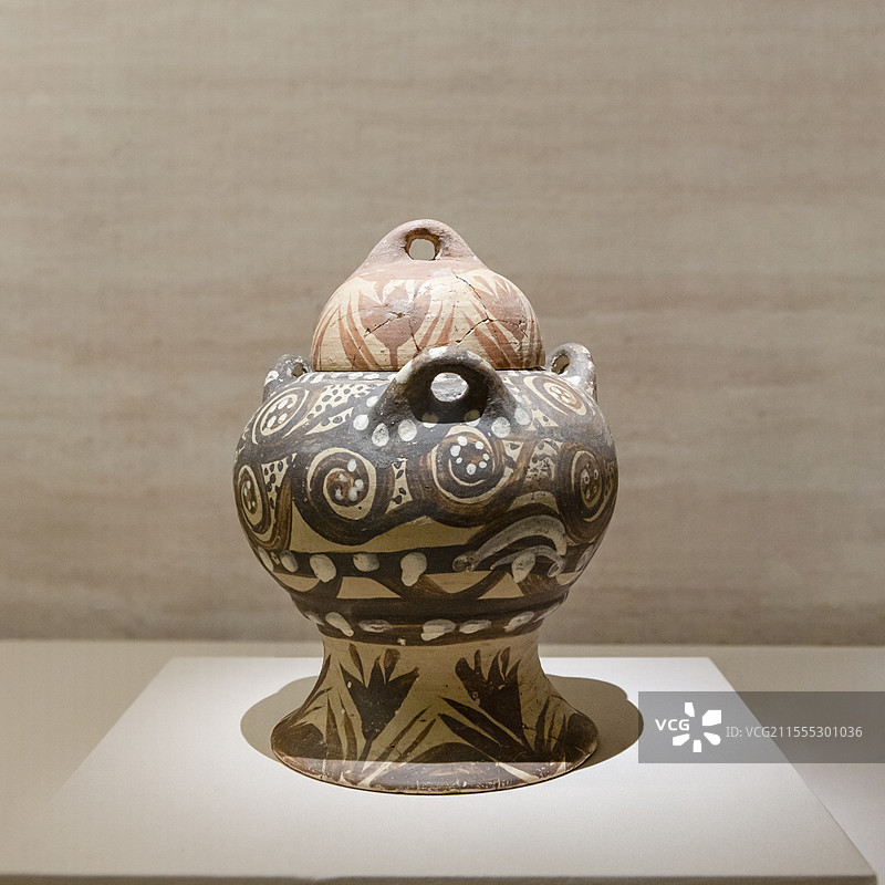 国博-美的多元-古希腊的艺术与生活-带滤孔层的有盖陶罐-基克拉迪群岛的锡拉岛（今圣托里尼岛）的阿克罗蒂里-公元前16世纪图片素材