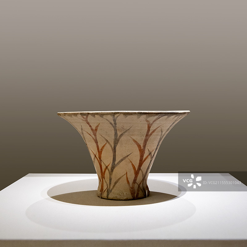 国博-美的多元-古希腊的艺术与生活-圆锥形来通陶杯-基克拉迪群岛的米洛岛的费拉科皮-公元前17世纪图片素材