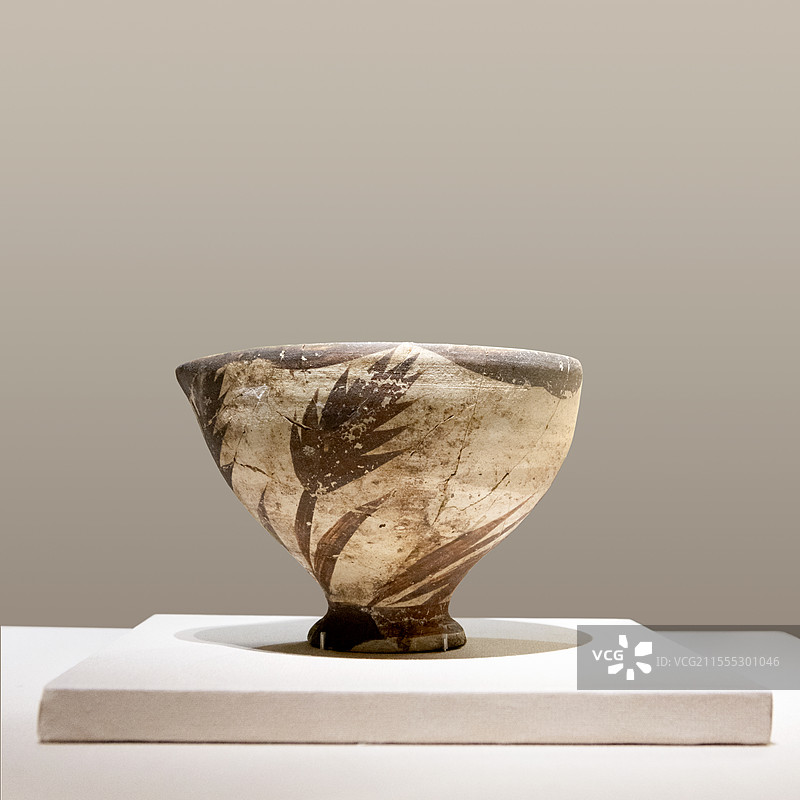 国博-美的多元-古希腊的艺术与生活-麦穗纹锥形带嘴杯-基克拉迪群岛的锡拉岛（今圣托里尼岛）的阿克罗蒂里-公元前16世纪图片素材