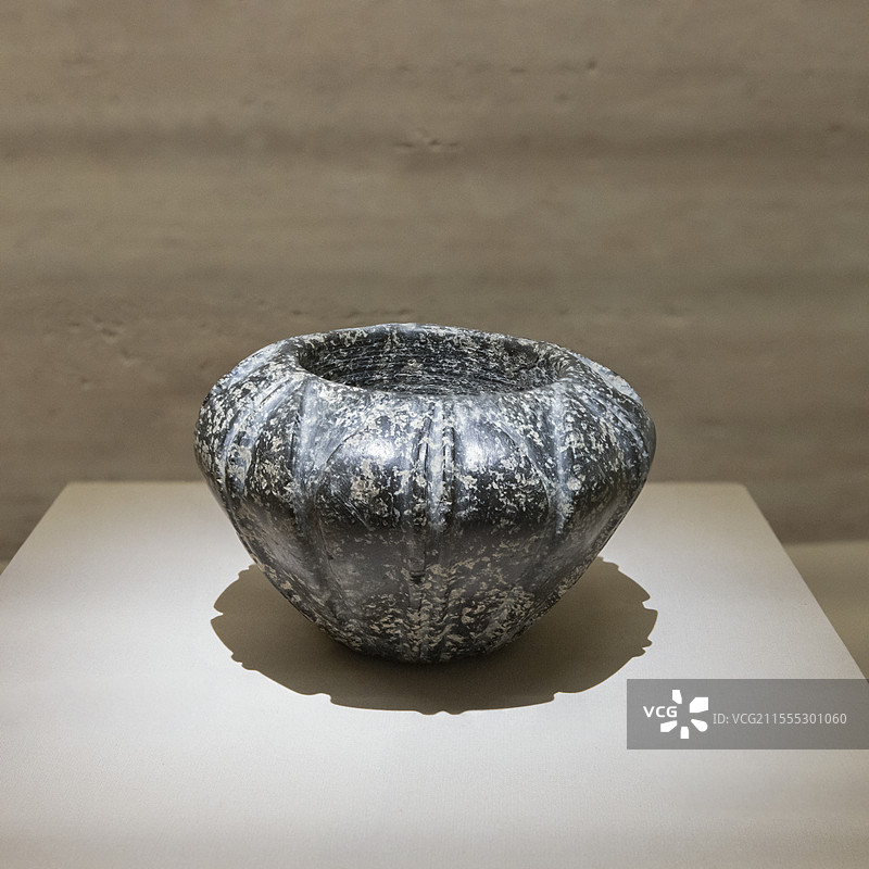 国博-美的多元-古希腊的艺术与生活-鸟巢形滑石碗-基克拉迪群岛的锡拉岛（今圣托里尼岛）的阿克罗蒂里-公元前16世纪图片素材