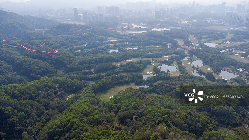 航拍视角下的深圳光明公众高尔夫球会全景-城市自然风光图片素材