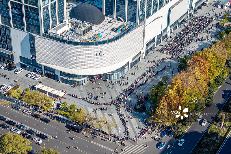 河南许昌：胖东来天使城店，超市顾客排长龙进店图片素材