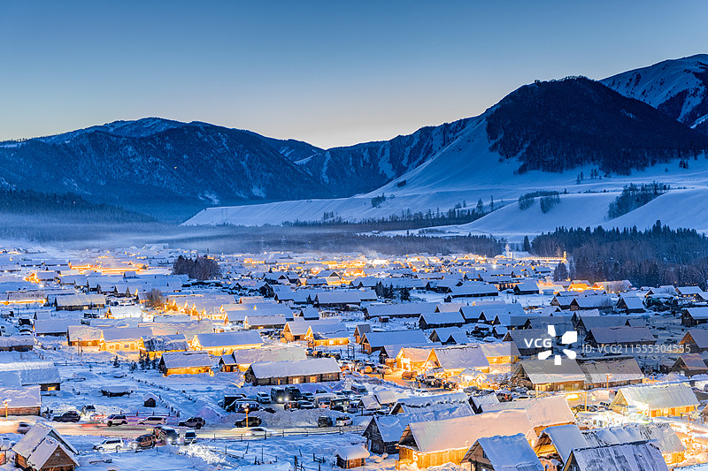 阿勒泰禾木村的蓝调时刻图片素材