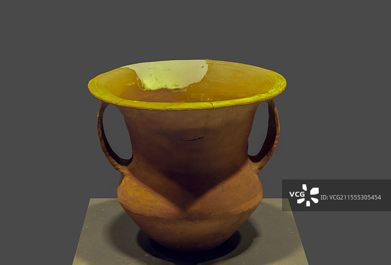 青海省博物馆“历史文物展”：双耳陶尊（齐家文化，乐都区柳湾墓地出土，青海省博物馆藏）图片素材