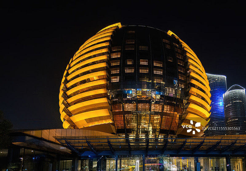 夜晚灯光璀璨的浙江省杭州市地标建筑大金球——杭州洲际酒店图片素材