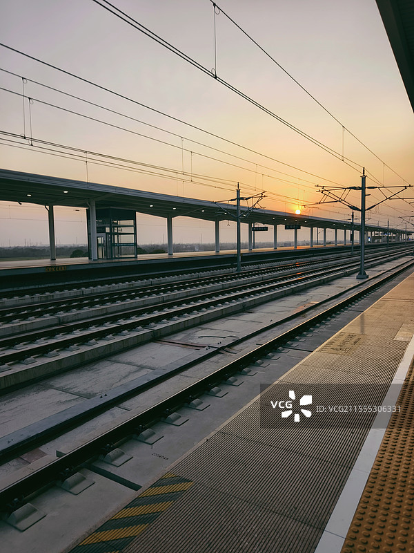 夕阳下的高铁站图片素材