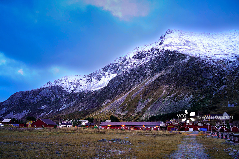大山下的渔村图片素材