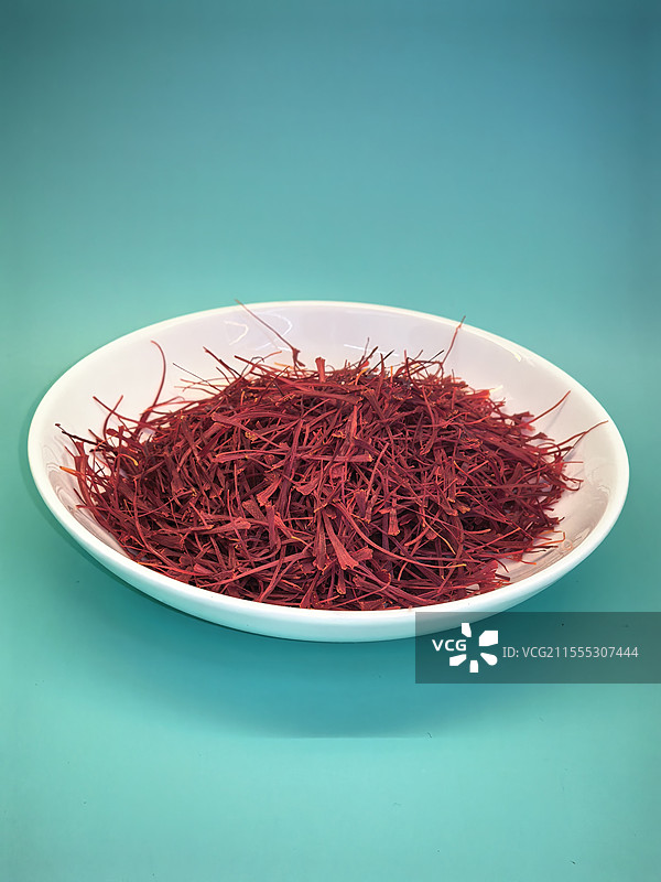 纯色背景下的藏红花图片素材