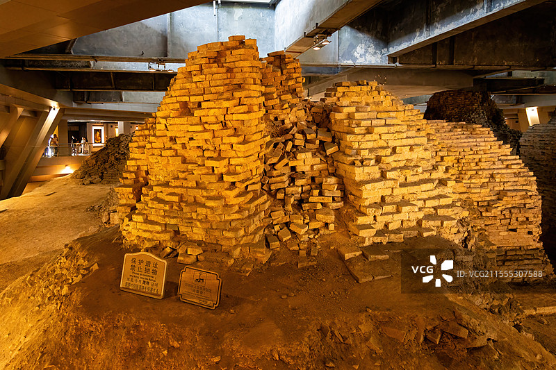 浙江杭州西湖雷峰塔内的雷峰塔遗址遗迹图片素材