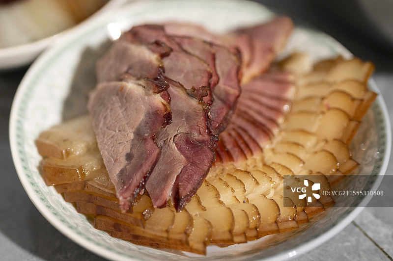 盘子里的腊肉图片素材