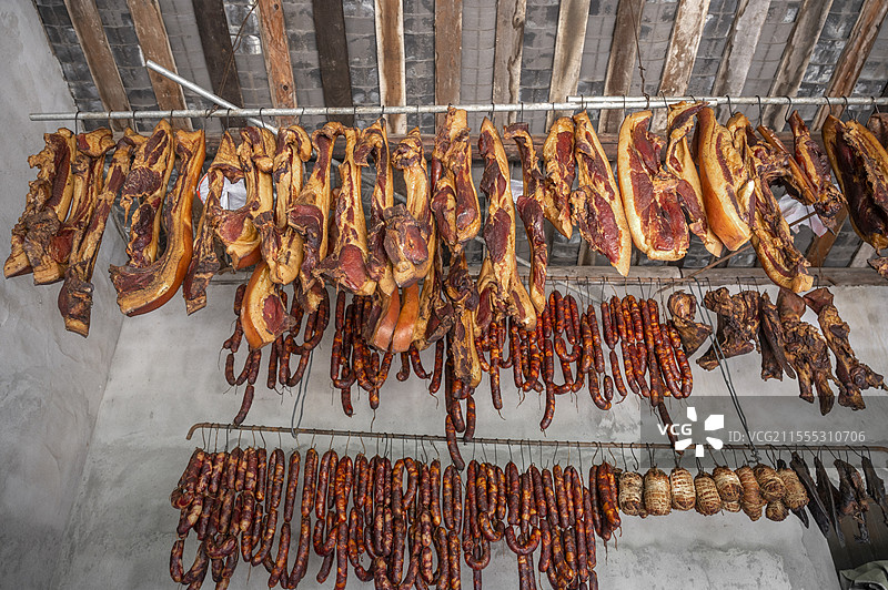 悬挂在房顶的香肠与腊肉图片素材