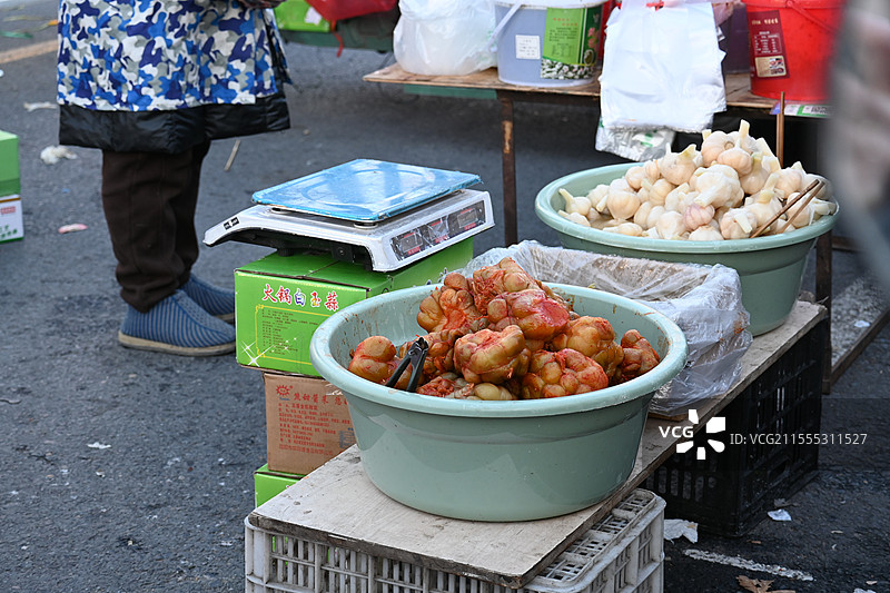 农村集市上售卖的榨菜疙瘩图片素材