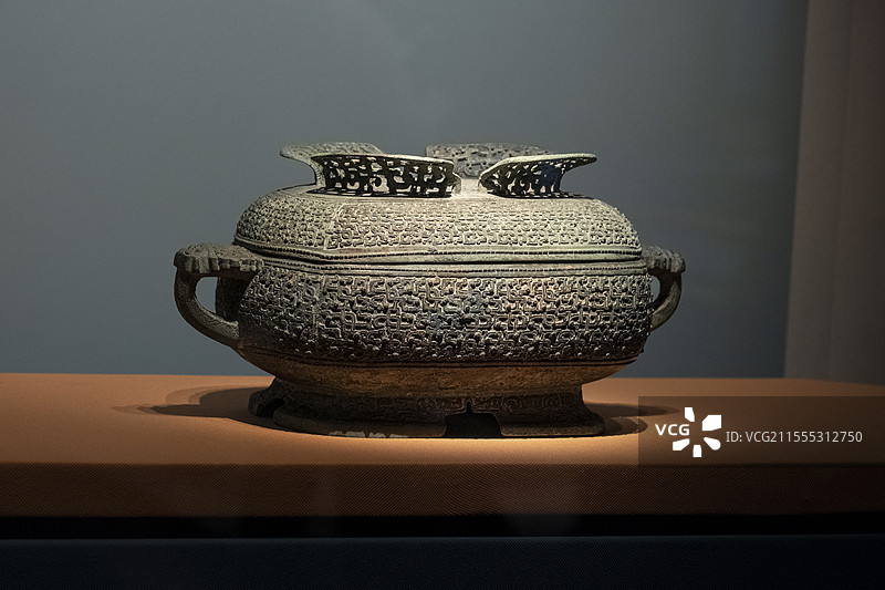 安徽合肥安徽博物院江淮撷珍展厅 蟠虺纹盨   太和县胡窑图片素材
