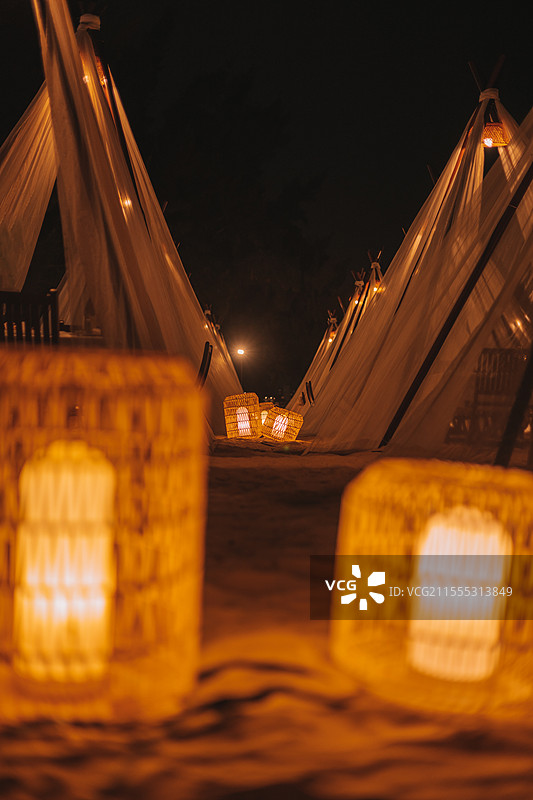 海南陵水莱佛士酒店夜晚摆放的灯笼节日氛围就餐环境图片素材