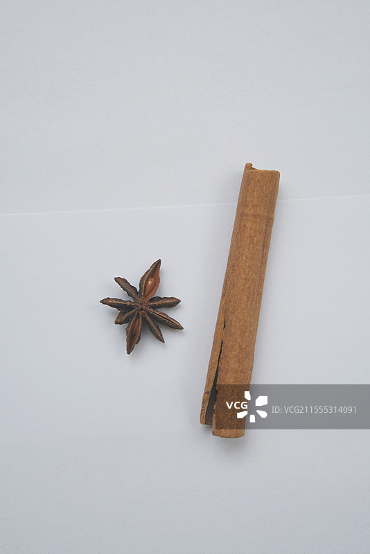 白色背景上的干八角和桂皮图片素材