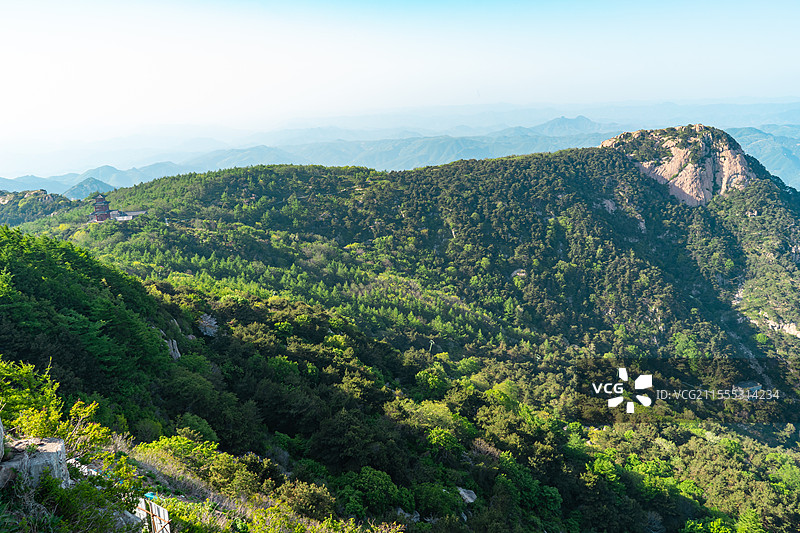 中国非都市风光拍摄主题，山东泰安国内著名景点泰山风景区，玉皇顶的云青洞，俯瞰连绵不绝山谷和泰安城市图片素材
