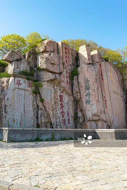 中国非都市风光拍摄主题，山东泰安著名景点泰山风景区，玉皇顶大观峰弥高岩唐摩崖雕刻，户外白昼无人图像图片素材