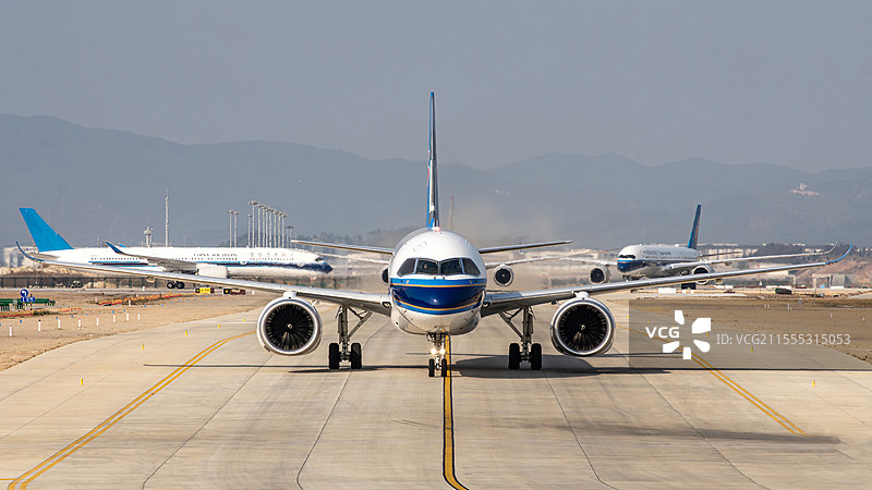 国产大飞机C919的正面图片素材