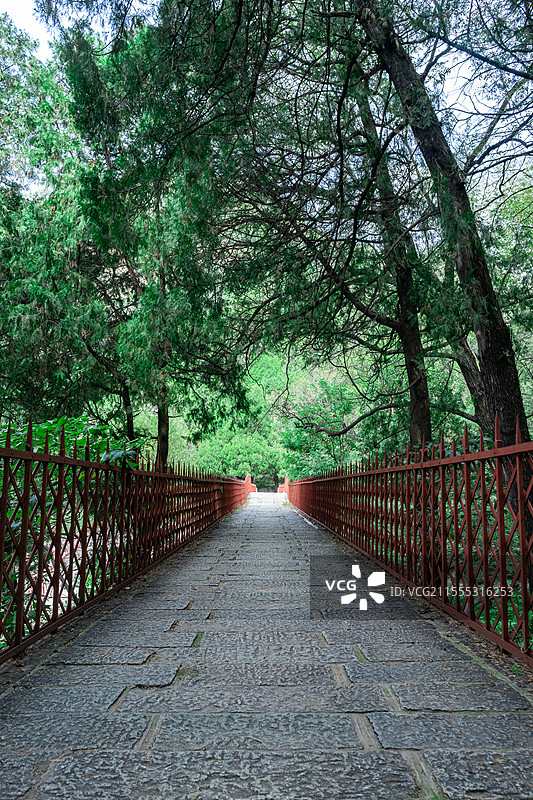 中国自然风光拍摄主题，山东泰安泰山黑龙潭老龙窝长寿桥阴阳界风景区，延伸石板路，户外白昼无人图像摄影图片素材