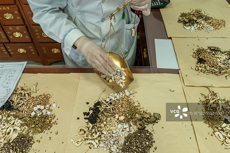 中国中医药服务拍摄主题，女中医医院医生在木制中草药柜子钱称药拿药，室内无人图像摄影图片素材