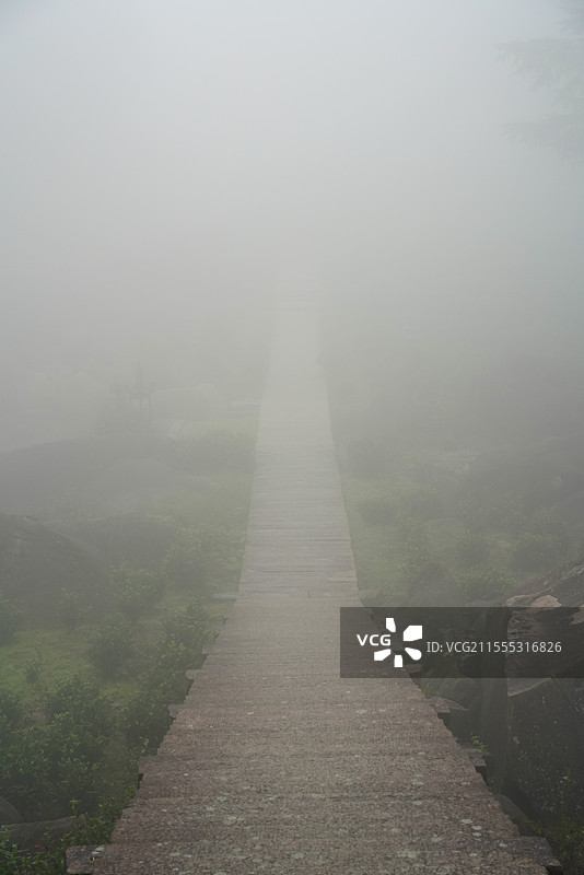 深山云雾中的青阳县翠峰寺图片素材