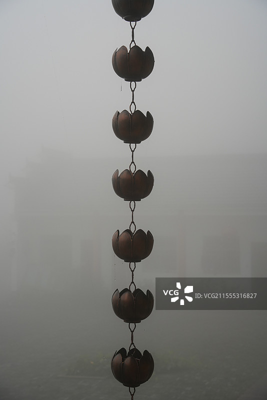 深山云雾中的青阳县翠峰寺图片素材