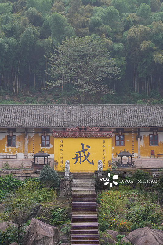 深山云雾中的青阳县翠峰寺图片素材