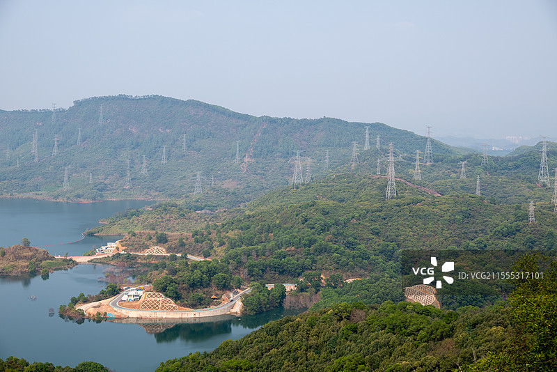 高山上的一排排输电线路塔图片素材