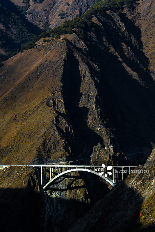 川西高原上的公路桥图片素材