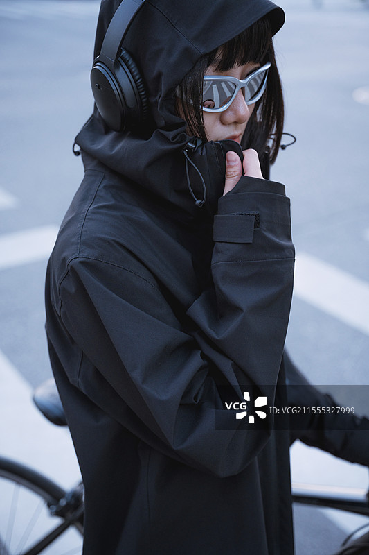 运动青年美女在城市骑车图片素材