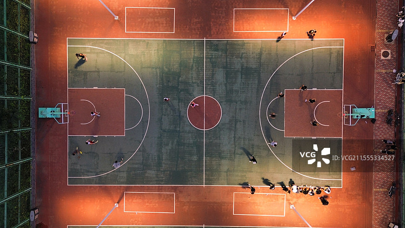 河北传媒学院傍晚篮球比赛全景图片素材
