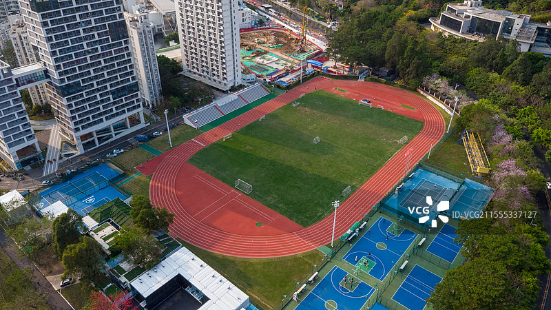 春天的深圳大学城-北京大学足球运动场-操场-网球场图片素材