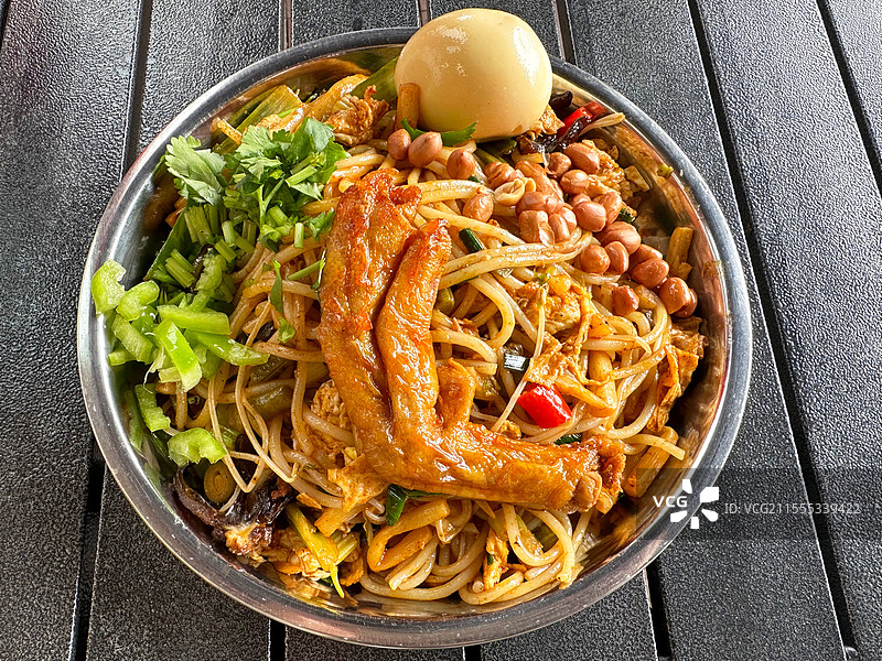 一碗广西特色螺蛳粉炒粉干捞粉鸡蛋脆皮鸭脚配菜特色美食图片素材
