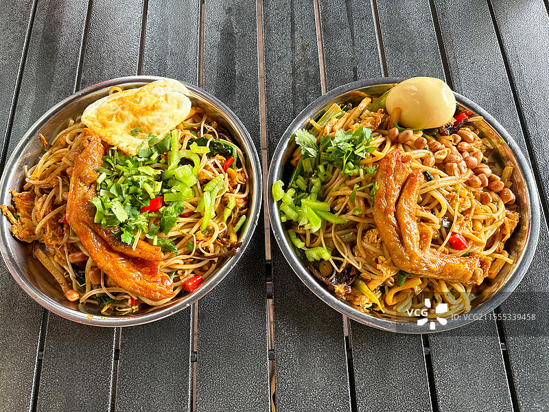 2两碗广西特色螺蛳粉炒粉干捞粉鸡蛋脆皮鸭脚配菜特色美食图片素材