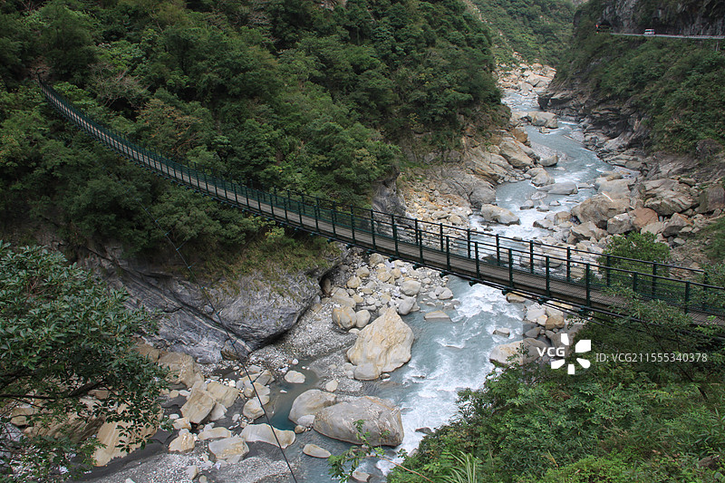 峡谷中的小桥图片素材