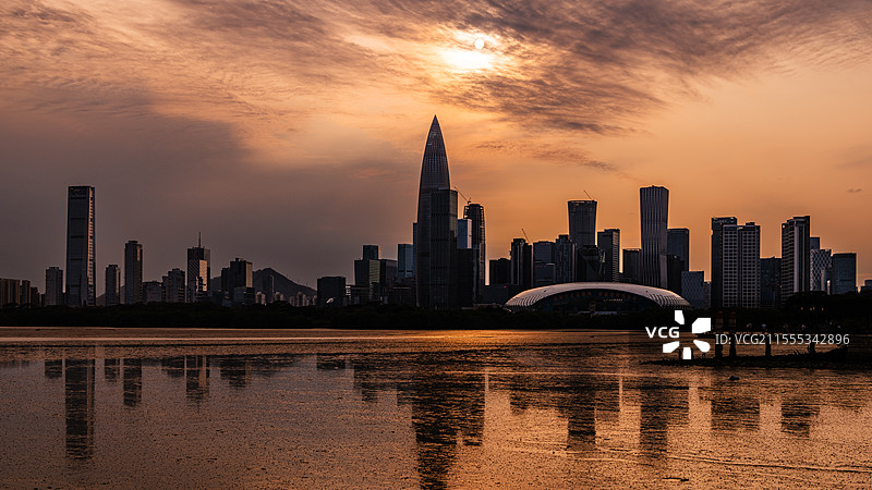 城市风光—深圳湾畔的南山后海总部基地城市天际线剪影图片素材