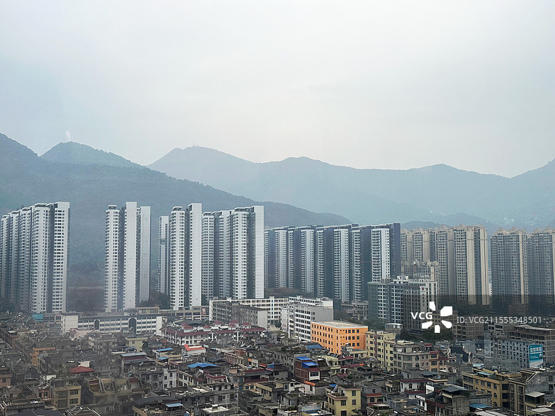 广西桂平城市现代建筑空中鸟瞰图高角度航拍天空下的高楼和老城区新城区对比图片素材