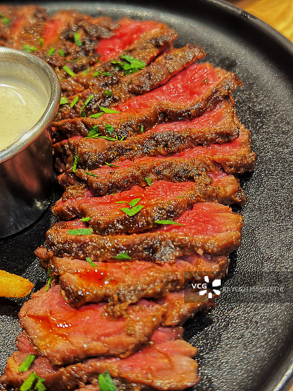 五分熟的美味牛排图片素材
